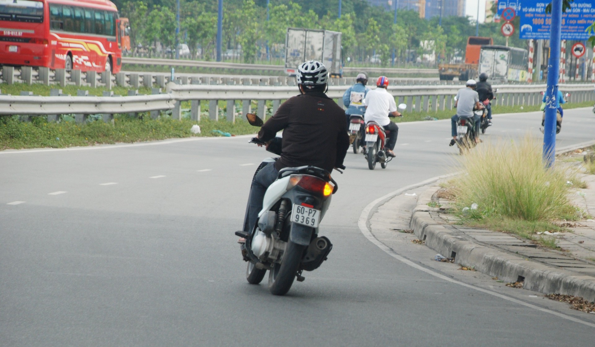 Xe máy chuyển hướng không báo hiệu đèn rẽ