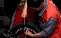 Tiện nghi như wifi, nước uống và màn hình giải trí trong phòng chờ
