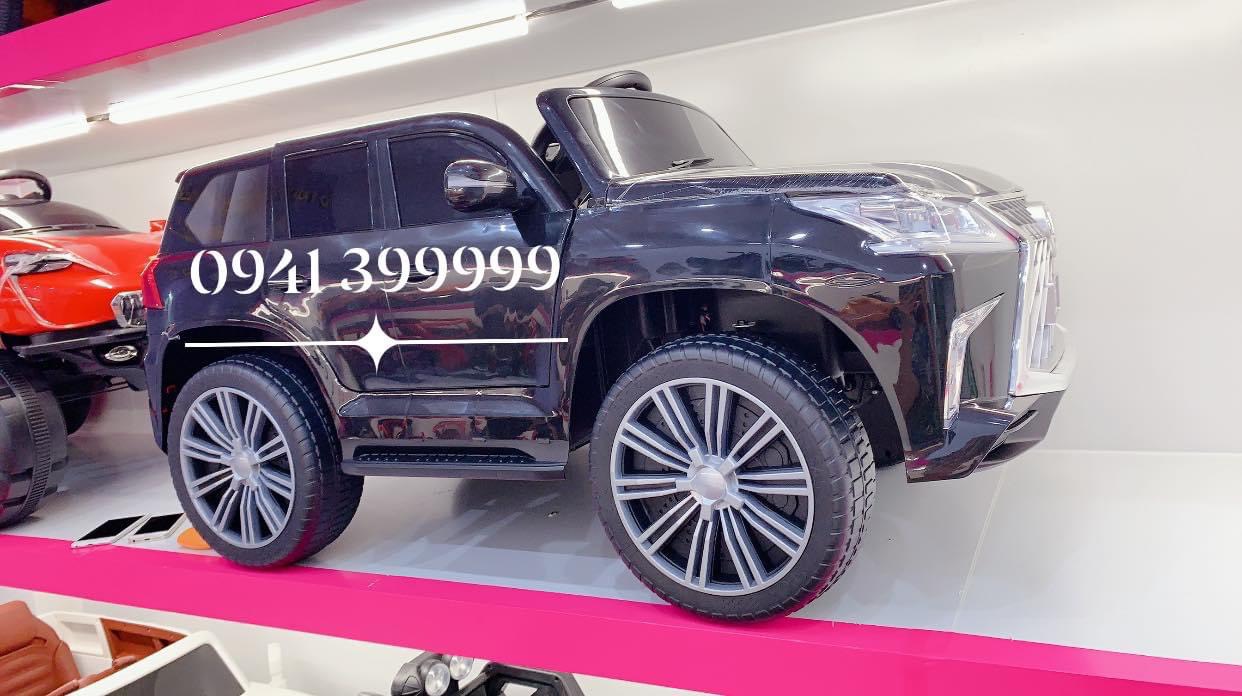 Chi tiết ghế ngồi và dây an toàn trên xe điện trẻ em Lexus LX570