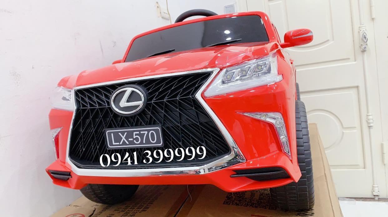 Góc nhìn từ phía sau xe điện trẻ em Lexus LX570 màu đỏ