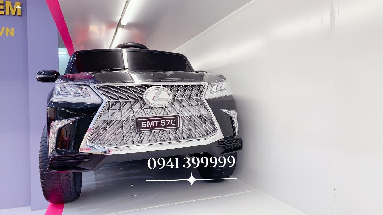 Cận cảnh bảng điều khiển xe điện trẻ em Lexus LX570