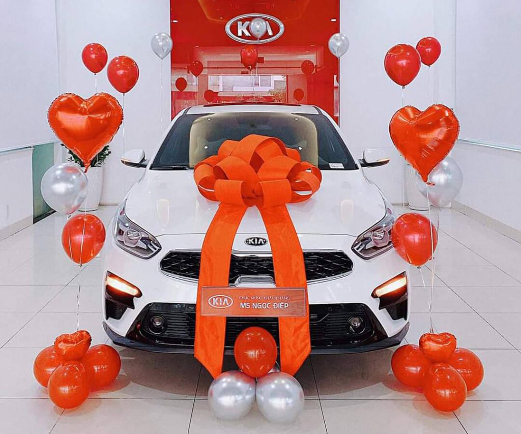Mẫu nơ giao xe ô tô lớn màu đỏ trên nóc xe Kia