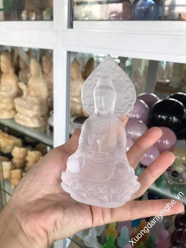 Tượng Phật Bà Quan Âm gỗ chạm khắc đặt trên taplo xe ô tô