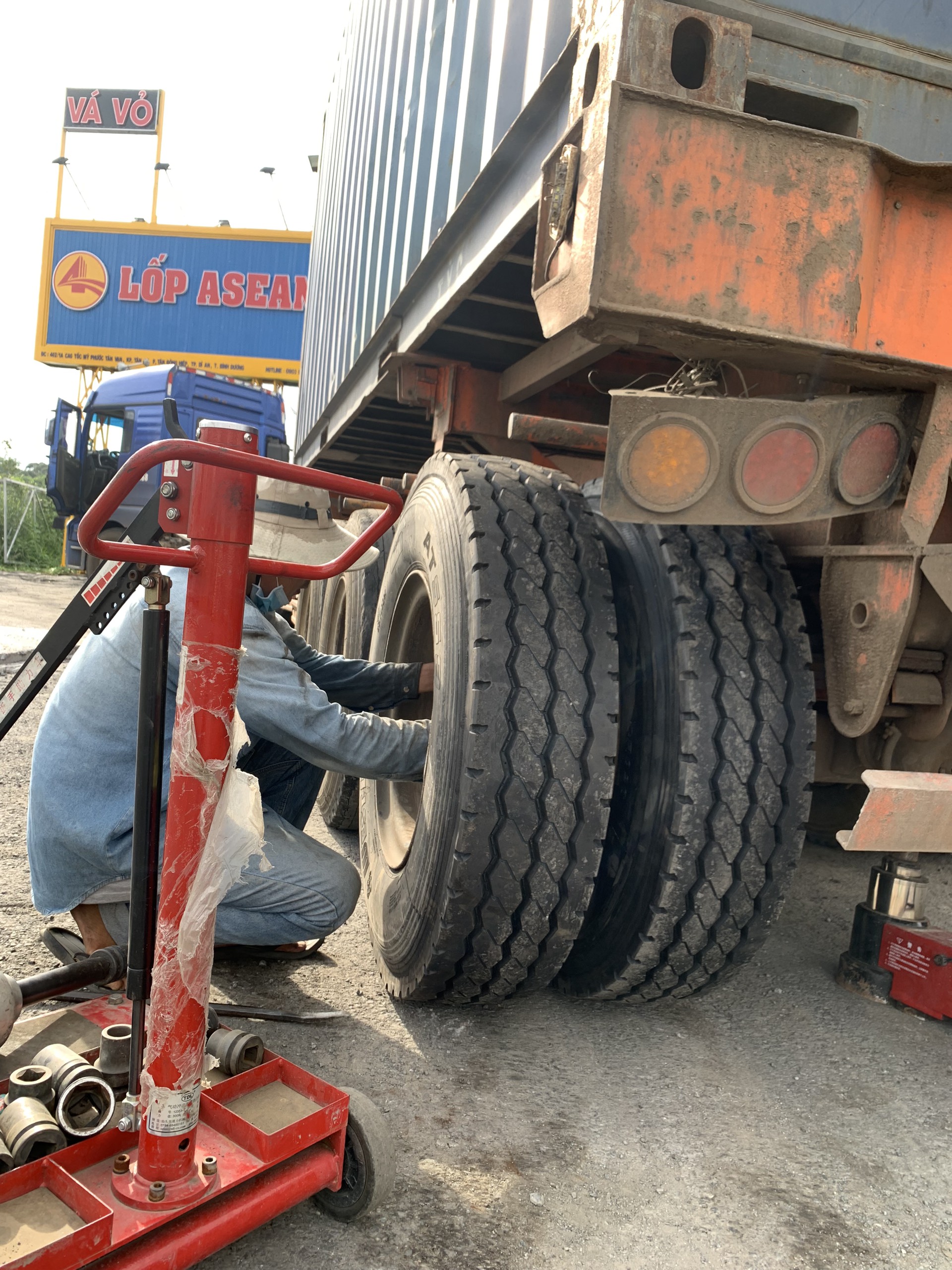 Thay Lốp Xe Ô Tô Tải Ở Đâu? Top Địa Chỉ Uy Tín & Kinh Nghiệm
