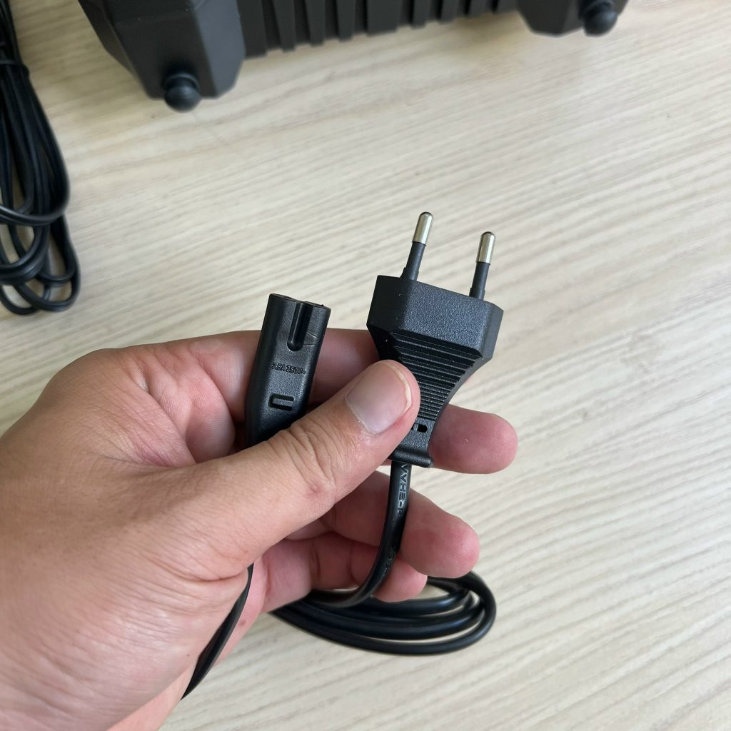 Cổng cắm nguồn 220V trên bơm bánh xe ô tô BXD09