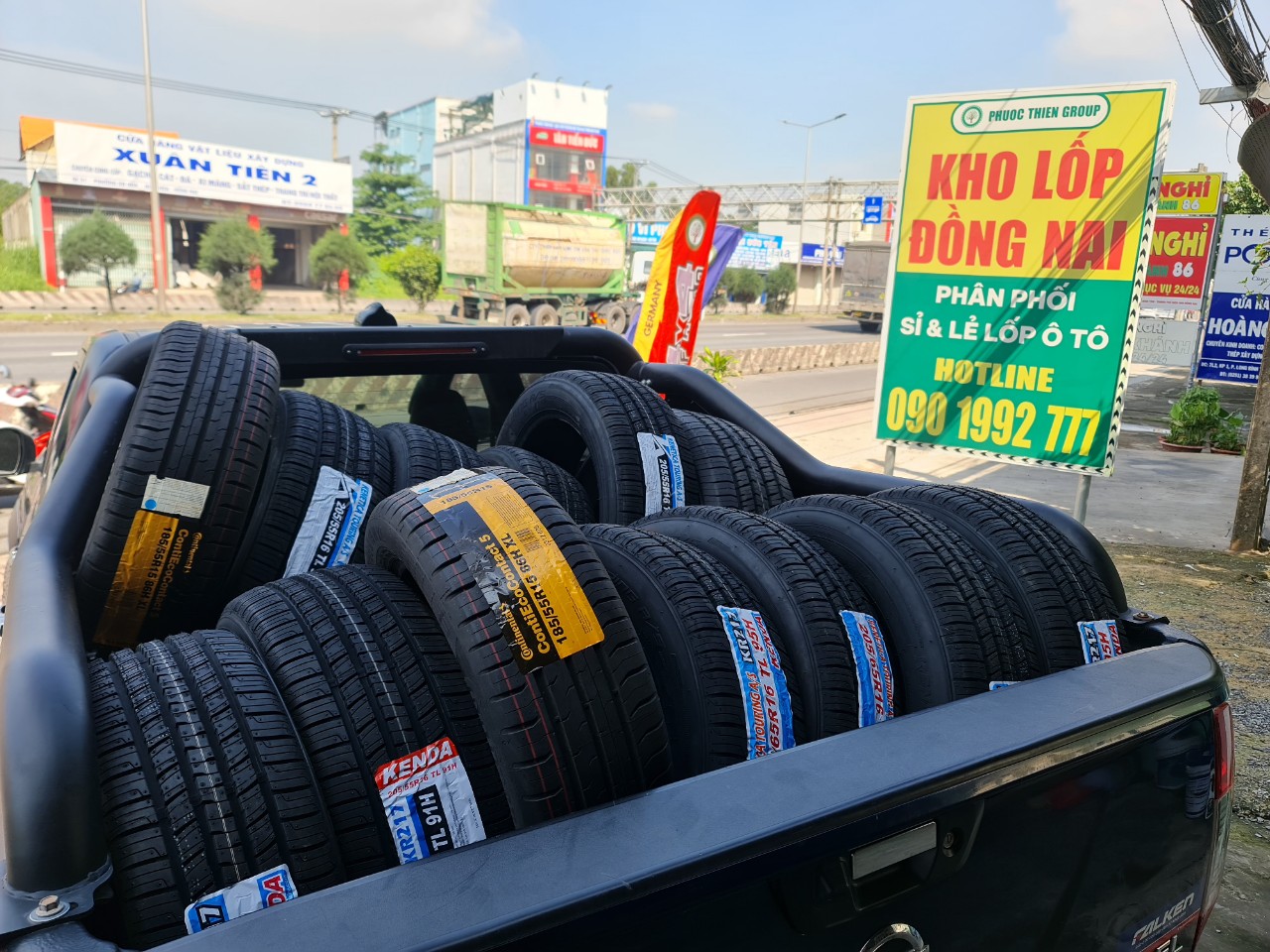 Đội ngũ giao hàng lốp xe ô tô chuyên nghiệp