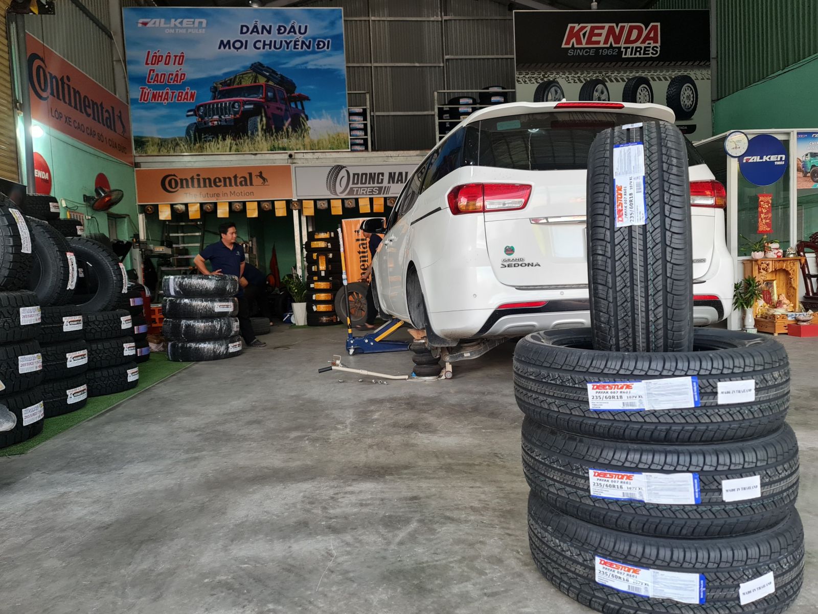 Thay lốp Deestone 235/60R18 cho Kia Sedona