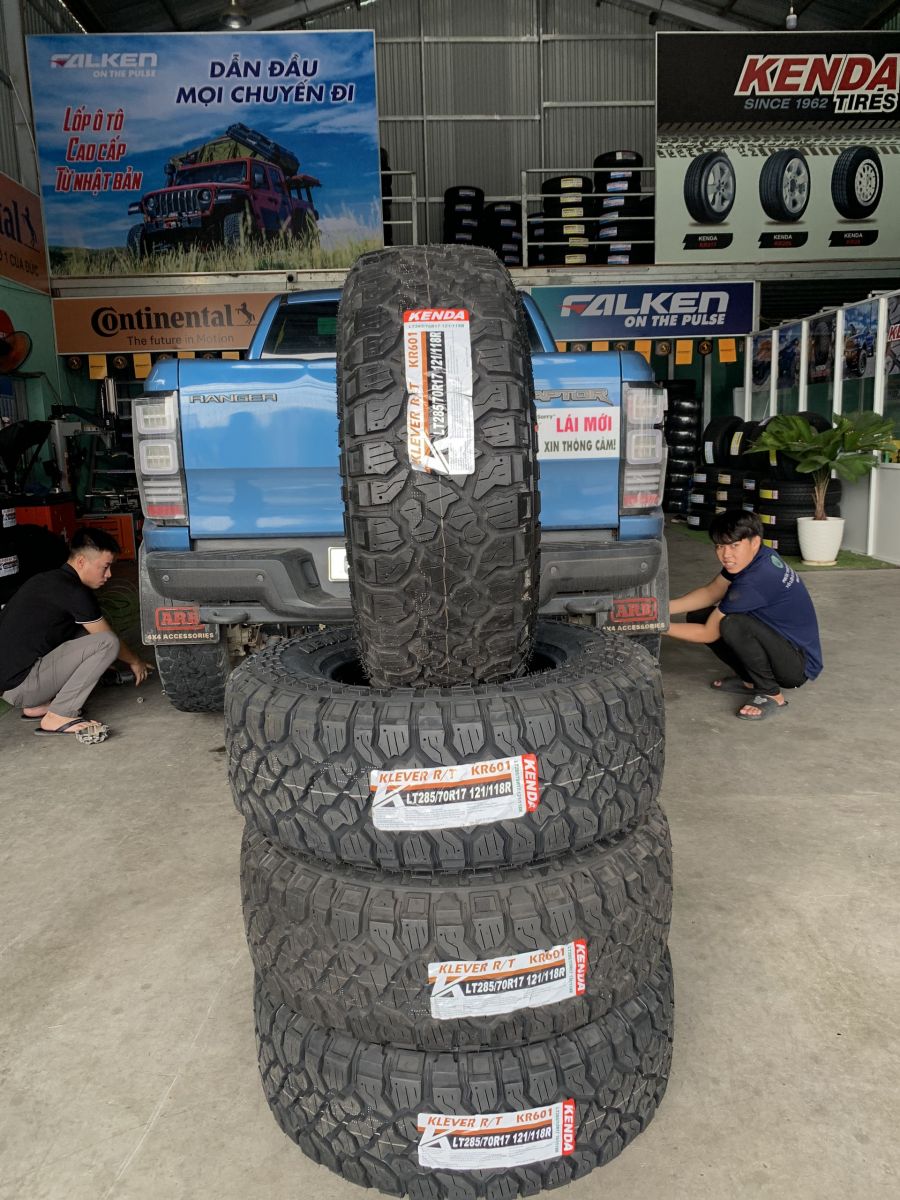 Thay lốp Kenda 285/70R17 cho Ford Raptor