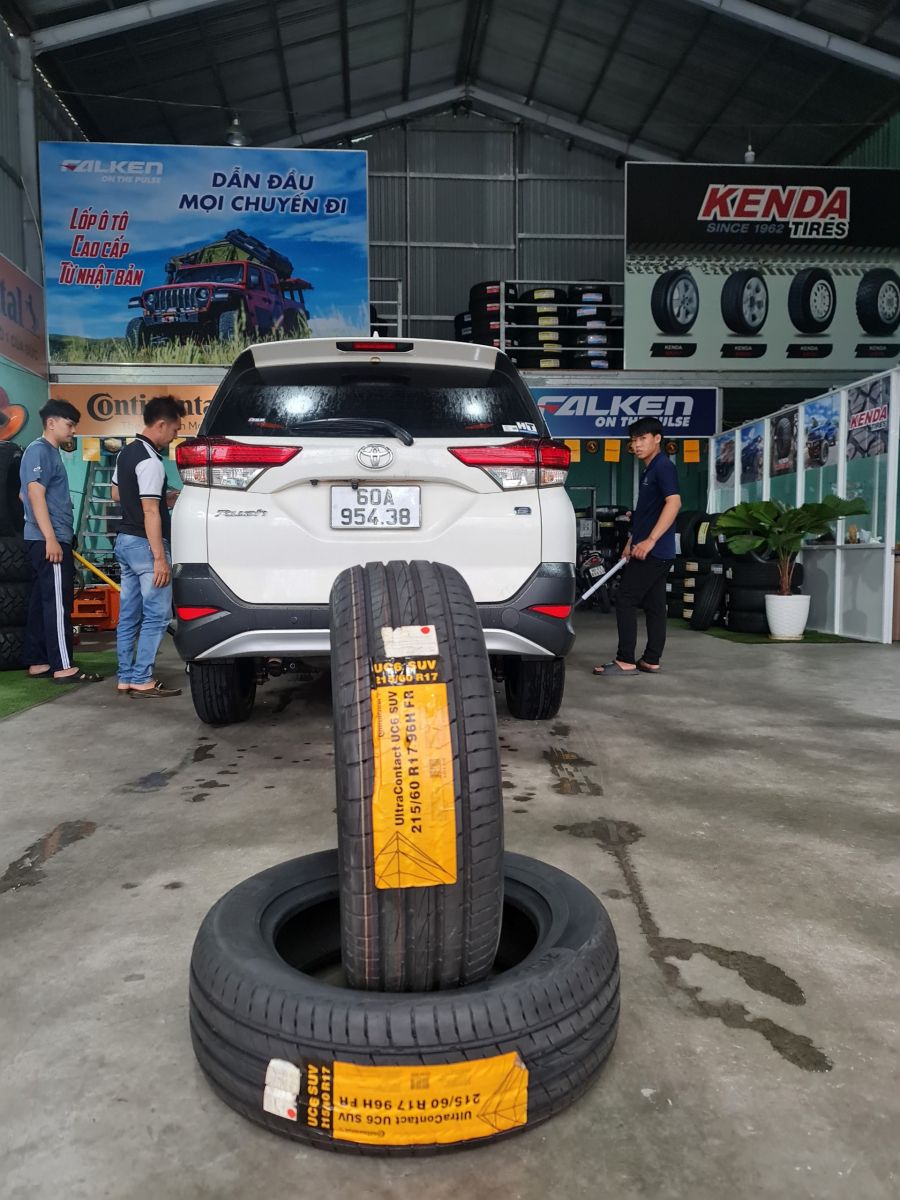 Thay lốp Continental 215/60R17 cho Toyota Rush