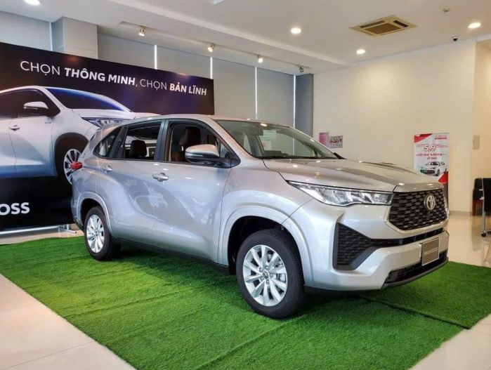 Hình ảnh xe ô tô 7 chỗ nhập khẩu Toyota Innova Cross màu trắng