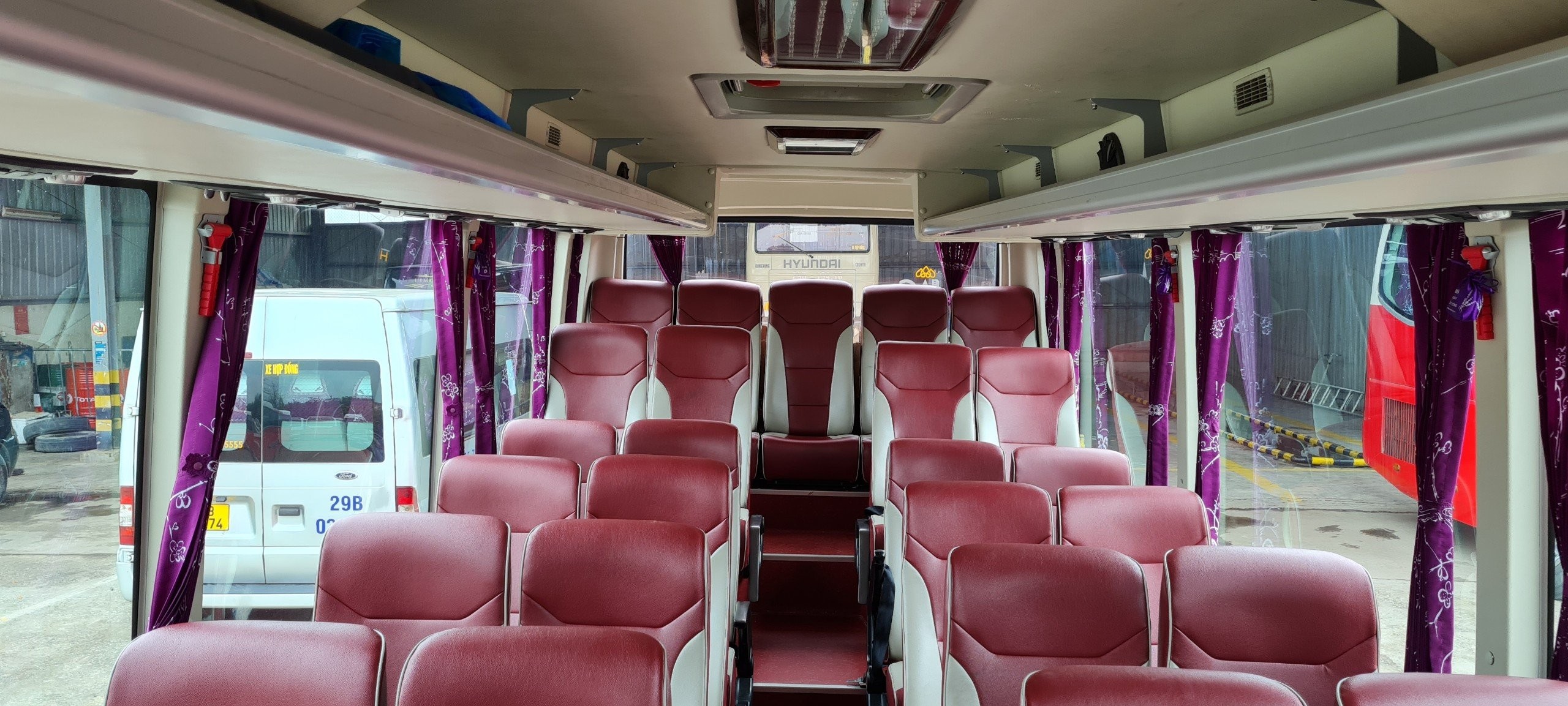 Xe ô tô Samco 35 chỗ với màu sơn ngoại thất xanh dương nổi bật