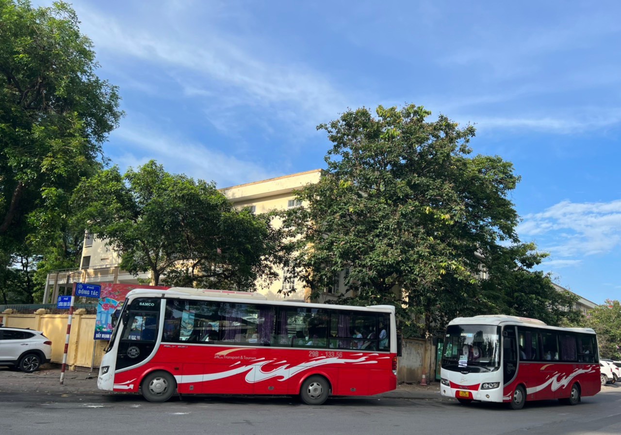 Hệ thống đèn trần và lối đi rộng rãi bên trong xe ô tô Samco 35 chỗ
