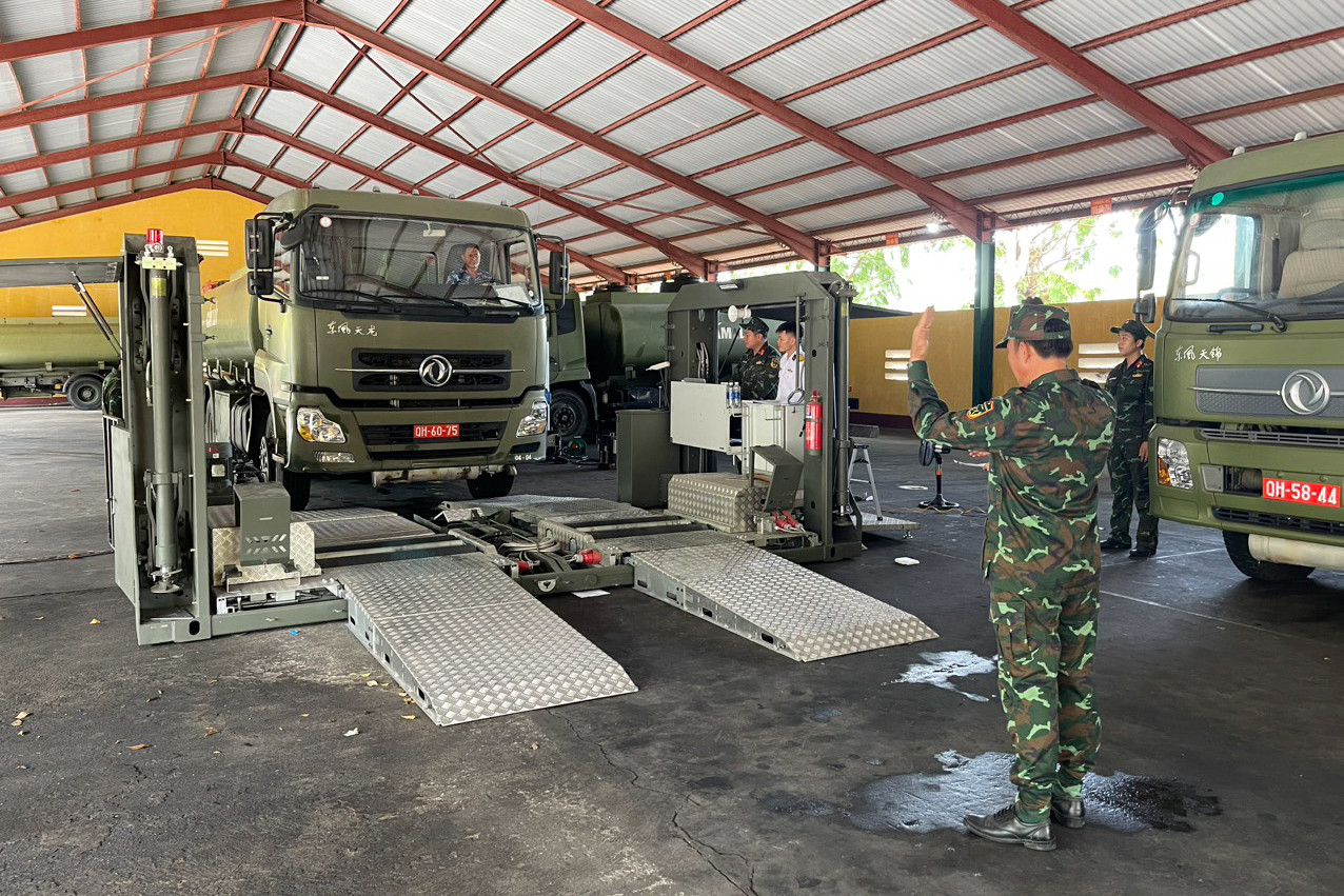 Xe ô tô quân sự đang được kiểm định trên thiết bị chuyên dụng