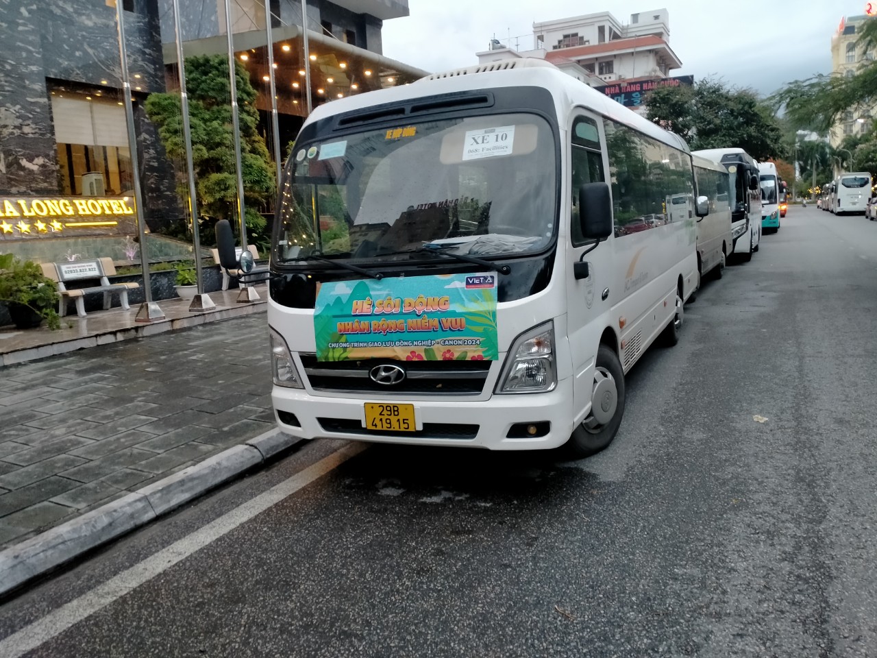 Bên hông xe ô tô Hyundai County 29 chỗ