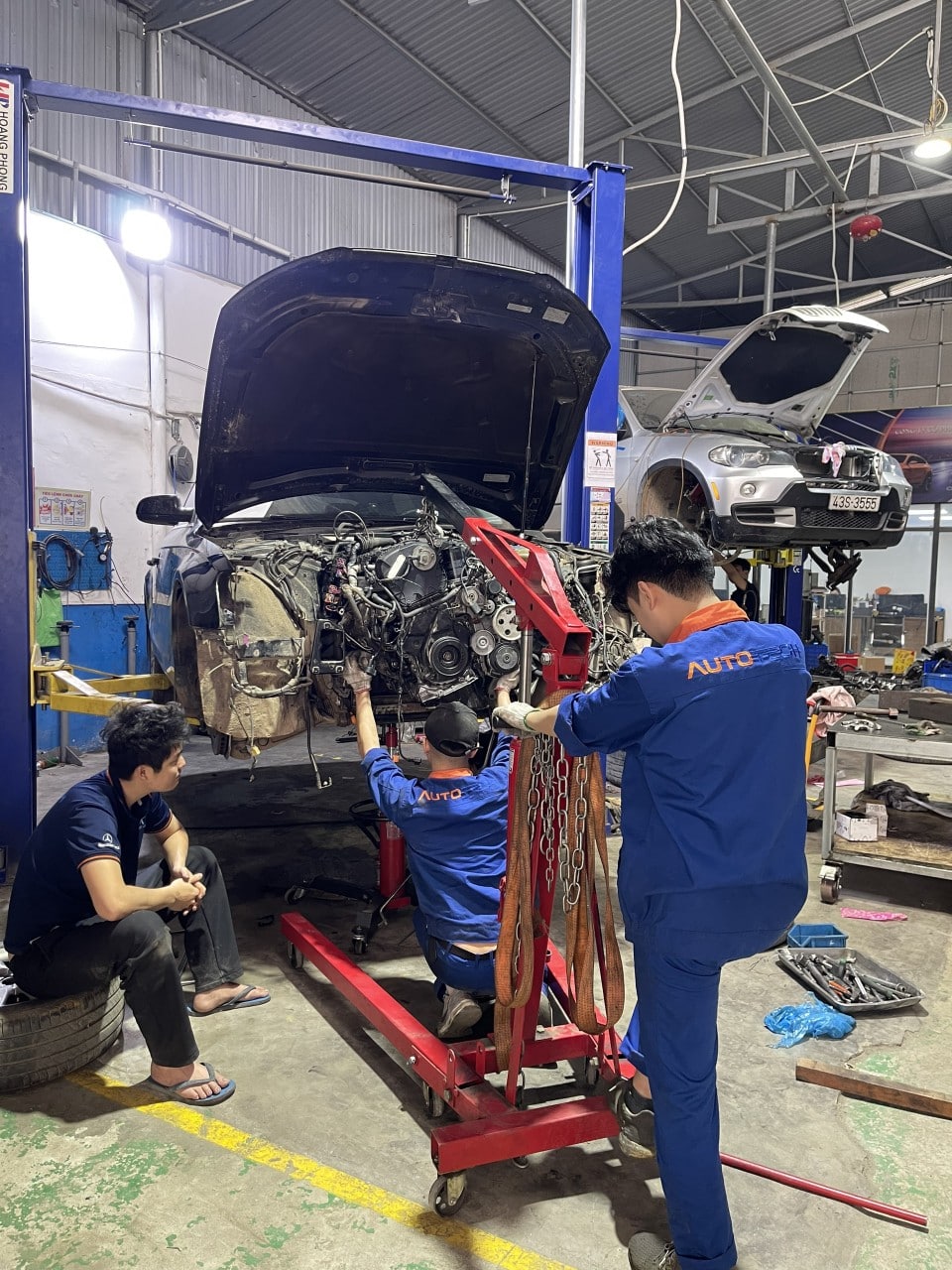 Xe cứu hộ đang hỗ trợ ô tô gặp sự cố tại Đông Anh