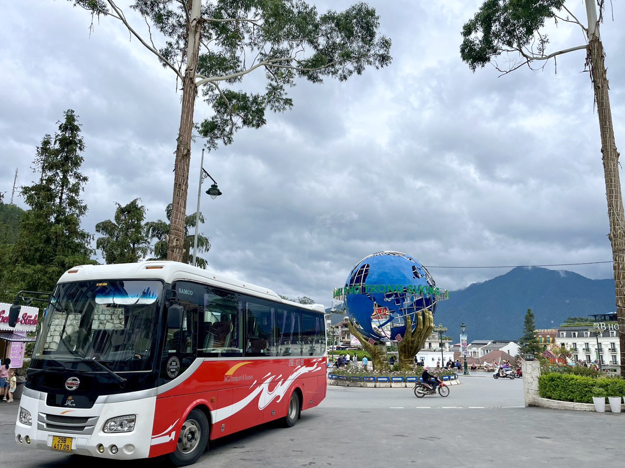 Không gian nội thất rộng rãi và ghế ngồi bọc da trên xe ô tô Samco 35 chỗ