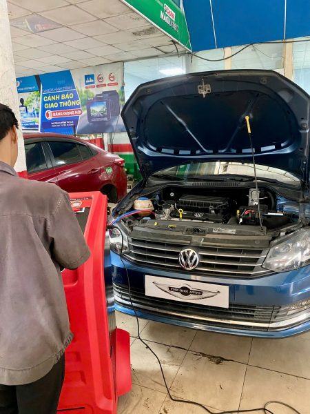Kỹ thuật viên sửa chữa điều hòa xe hơi