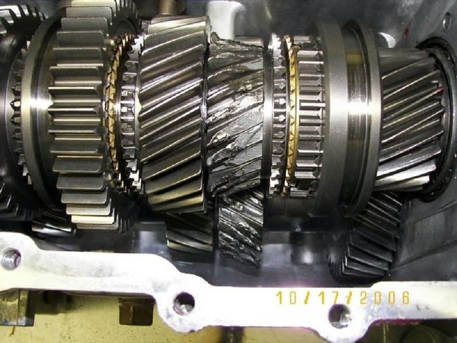 Cận cảnh bộ phận điều khiển trong hộp số tự động