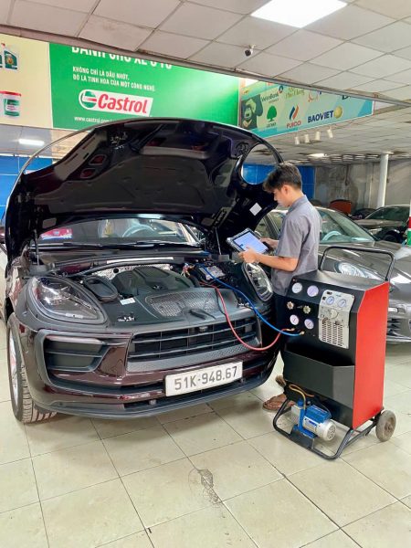 Thợ sửa máy lạnh xe ô tô kiểm tra ống dẫn