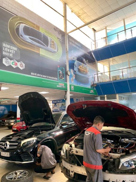 Kỹ thuật viên kiểm tra hệ thống máy lạnh xe ô tô