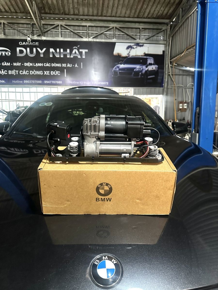 Kỹ thuật viên chuyên nghiệp kiểm tra động cơ xe ô tô nhập khẩu Đức tại garage