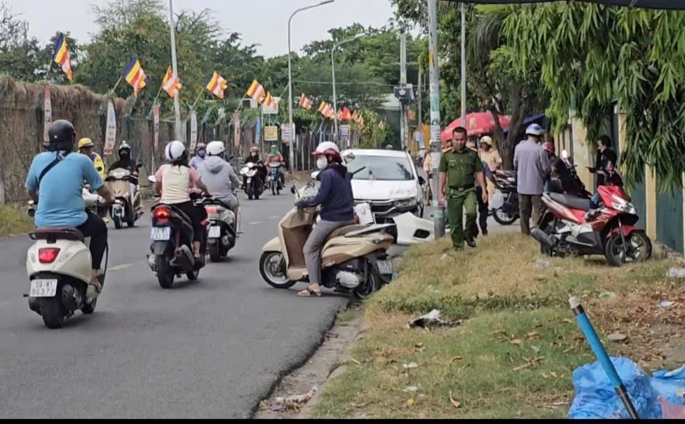 Xe máy hư hỏng sau vụ xe ô tô tông làm 2 người bị thương