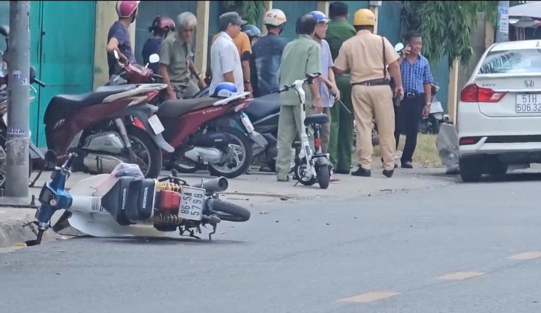 Lực lượng chức năng xử lý hiện trường tai nạn xe ô tô