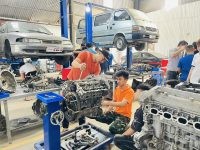 Thực hành sửa chữa động cơ ô tô tại trung tâm đào tạo