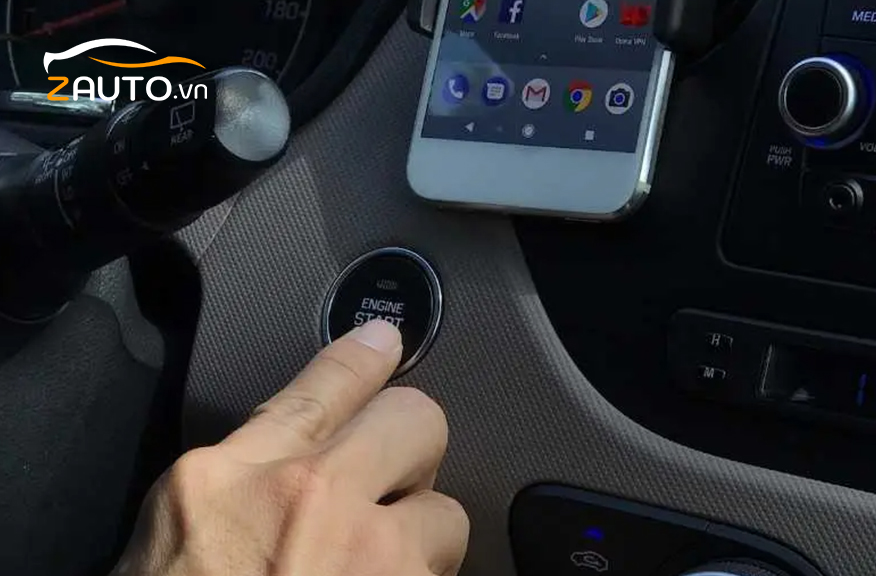 Khoang nội thất xe ô tô có nút đề nổ Start Stop