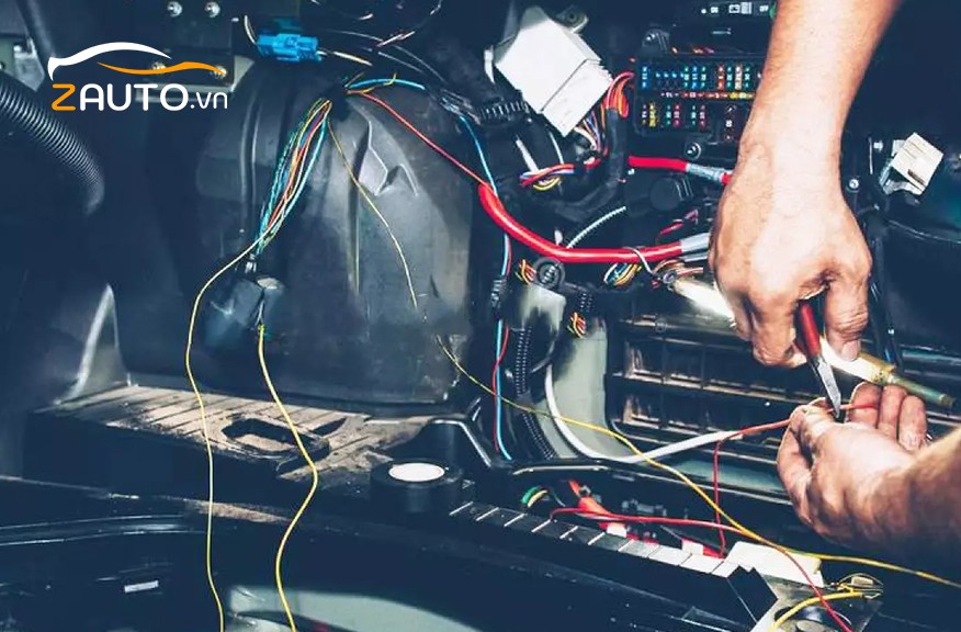 Đo điện áp ắc quy xe ô tô bằng đồng hồ vạn năng
