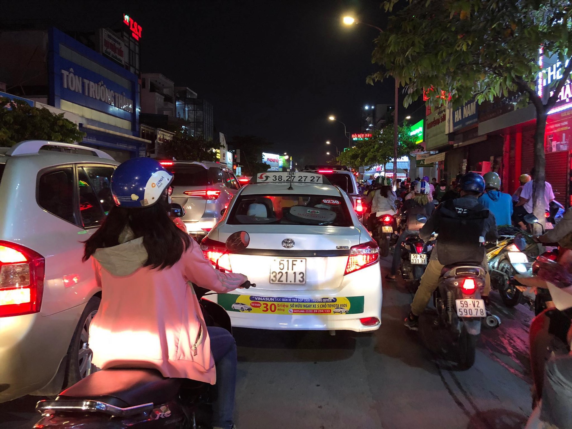 Xe Ô Tô Chiếm Làn Đường Xe Máy: Vấn Nạn Và Hậu Quả Khôn Lường