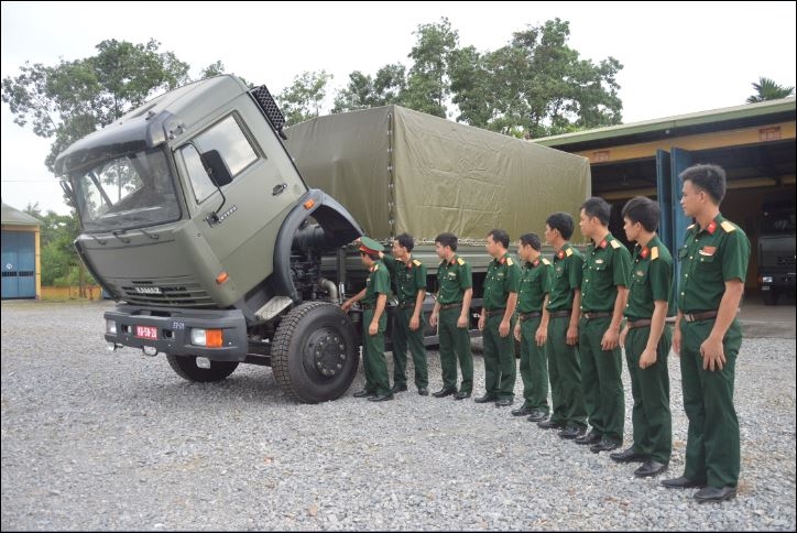 Lớp học lái xe ô tô quân đội: Nơi rèn luyện kỹ năng vượt trội