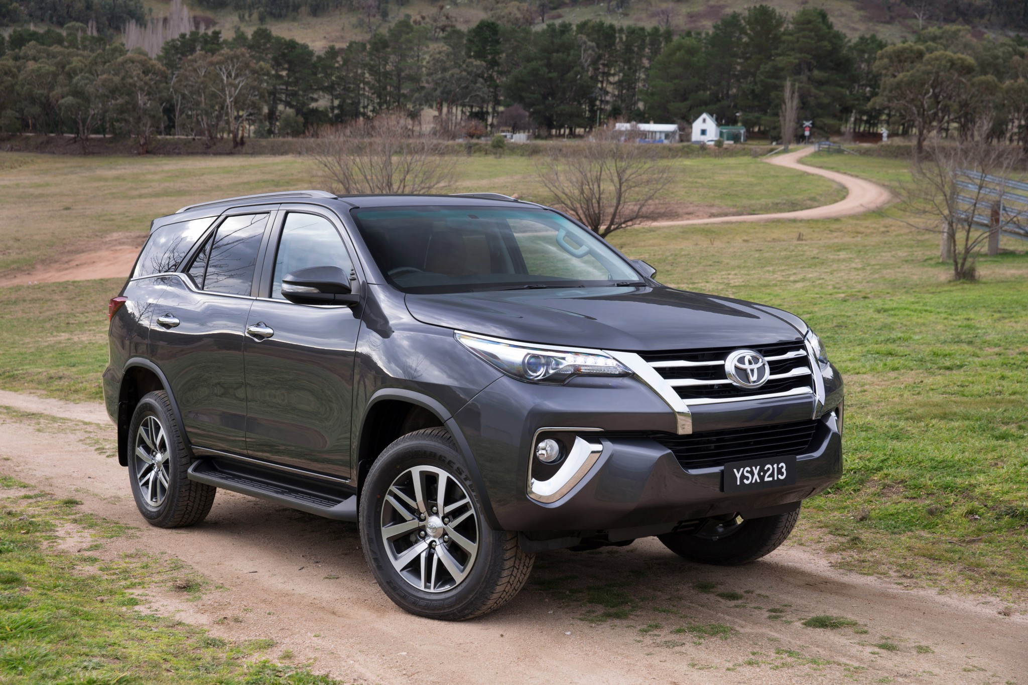 Xe Ô Tô Toyota Fortuner V Đời 2015: Đánh Giá Chi Tiết Mẫu SUV Bền Bỉ