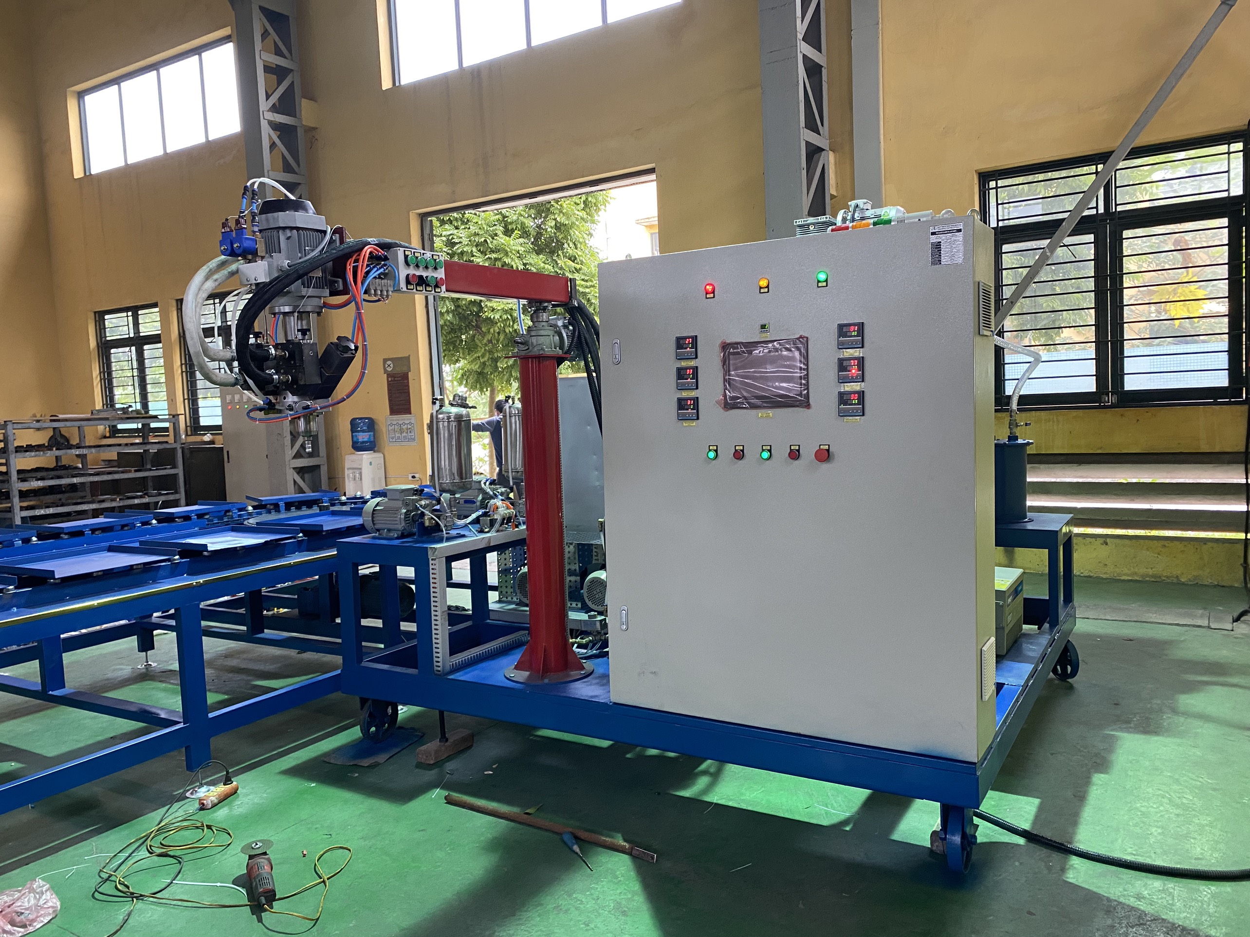 Máy Đổ Nhựa PU Cho Ghế Xe Ô Tô: Giải Pháp Công Nghệ Nâng Cao Chất Lượng Nội Thất