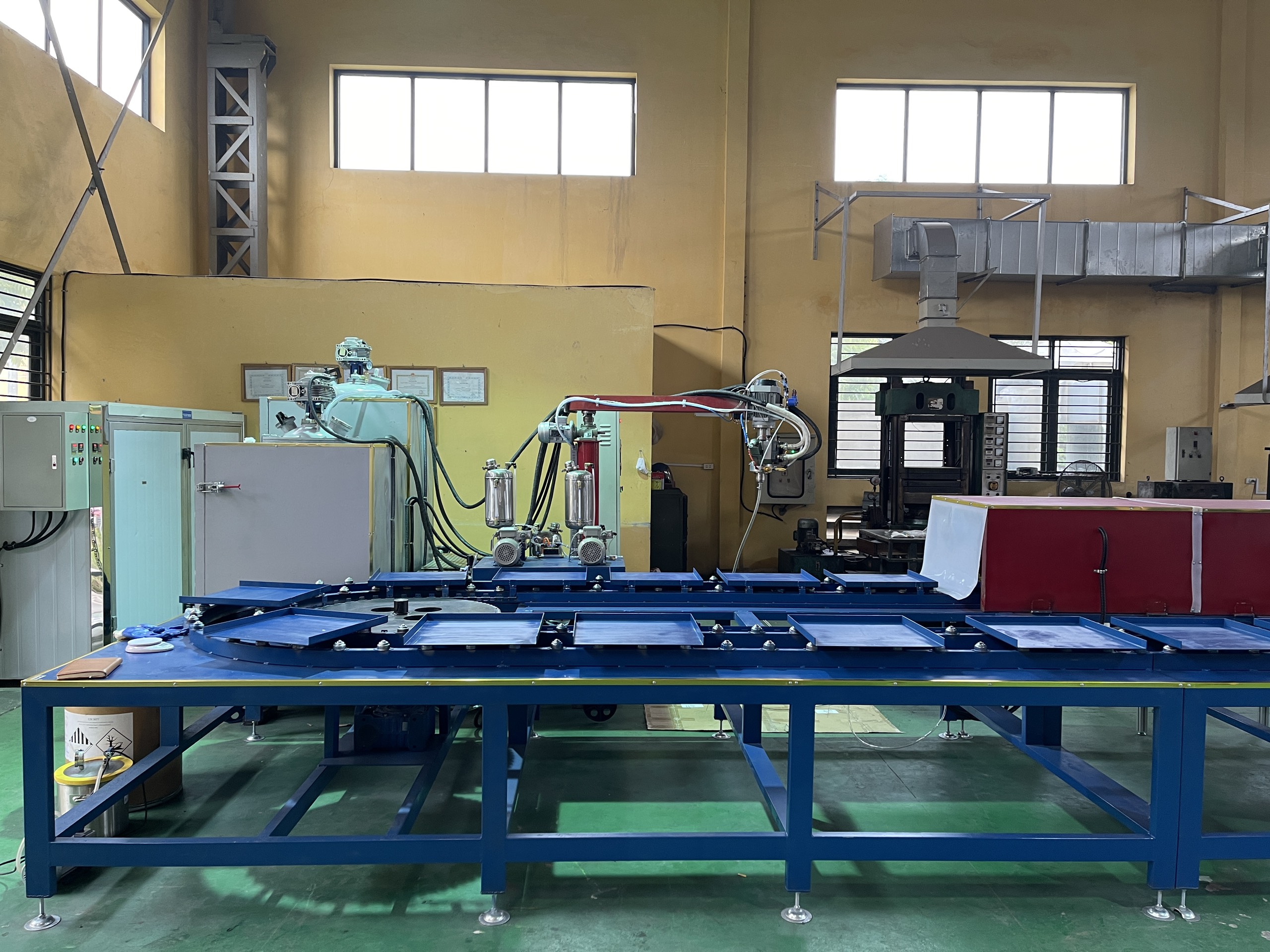 Máy Đổ Nhựa PU Cho Ghế Xe Ô Tô: Giải Pháp Công Nghệ Nâng Cao Chất Lượng Nội Thất