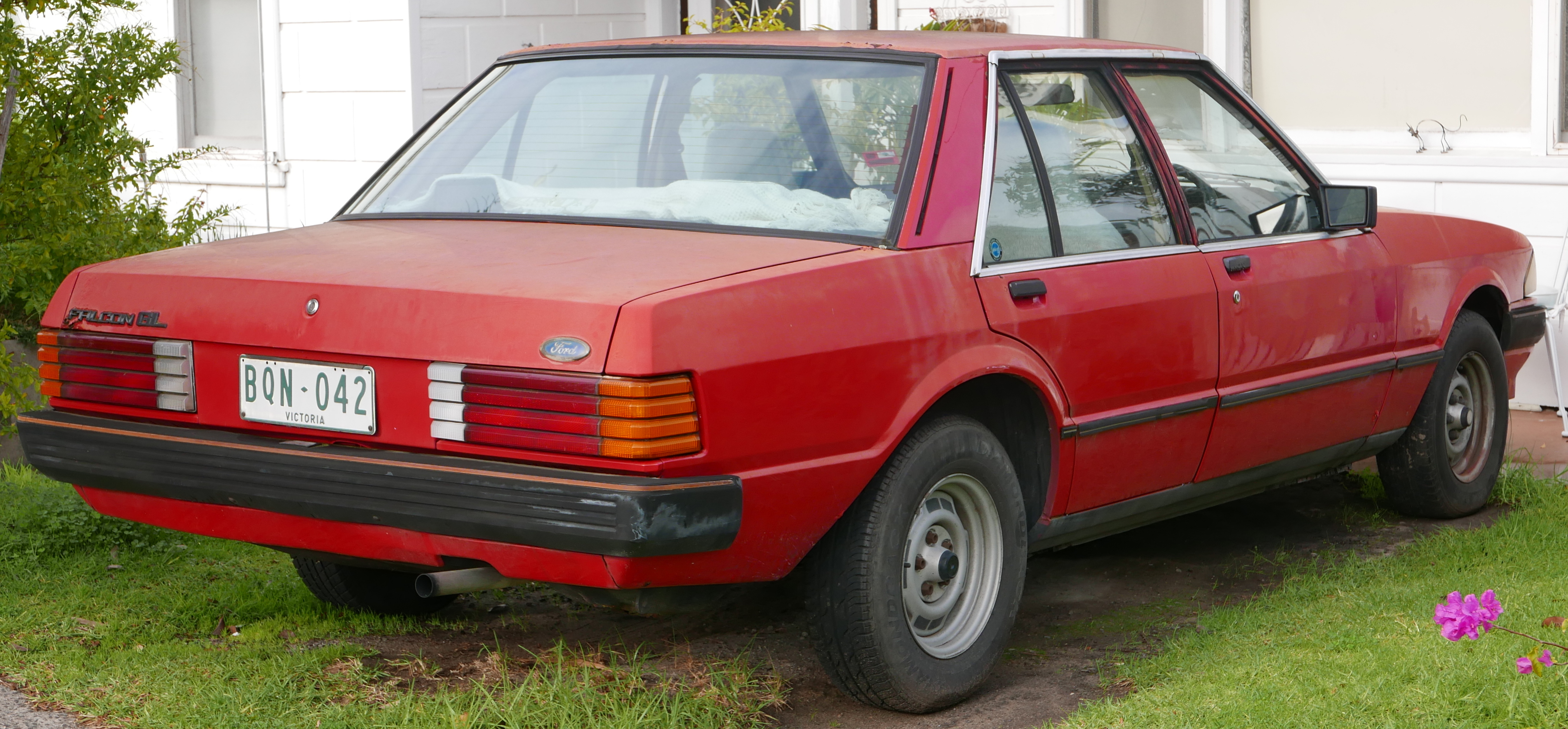 1983_ford_falcon_28xe29_gl_sedan_282015-07-1529-1 Xe ô tô loại Sedan: Đặc điểm, Ưu nhược điểm và Lựa chọn hàng đầu