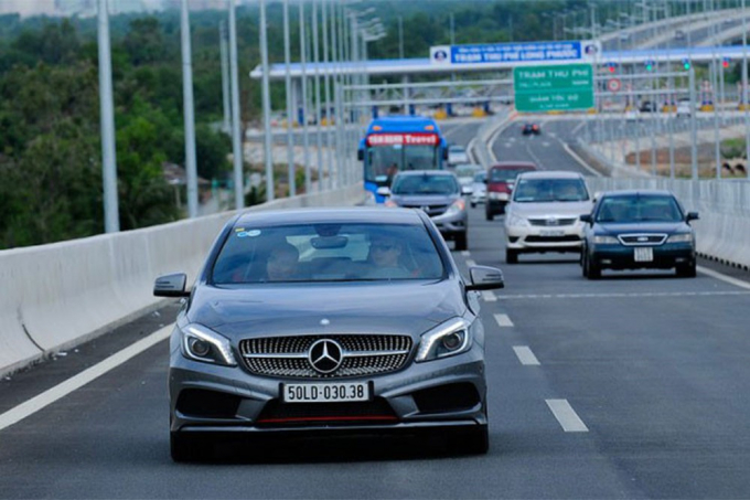 Một xe ô tô chạy trên đường cứ cách 8m: Ý nghĩa và Tác động