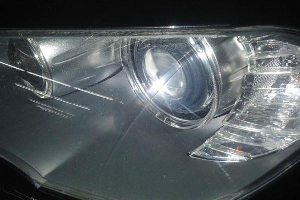 Đèn xe ô tô bị xước: Nguyên nhân, cách khắc phục hiệu quả và phòng tránh