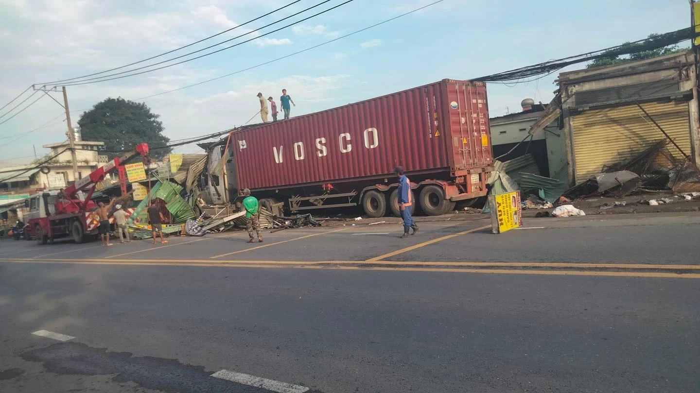 Ngủ gục húc xe ô tô: Nỗi ám ảnh tài xế container và giải pháp