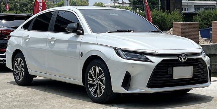 Xe Ô Tô Toyota Yaris và iQ: Đánh Giá Chi Tiết và So Sánh Tổng Thể
