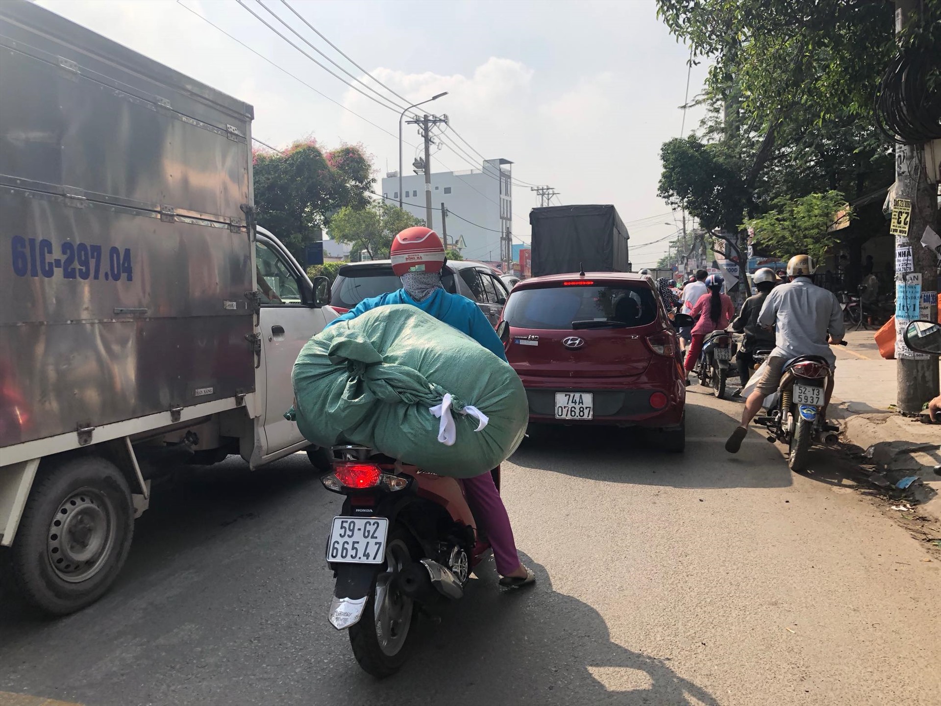 Xe Ô Tô Chiếm Làn Đường Xe Máy: Vấn Nạn Và Hậu Quả Khôn Lường