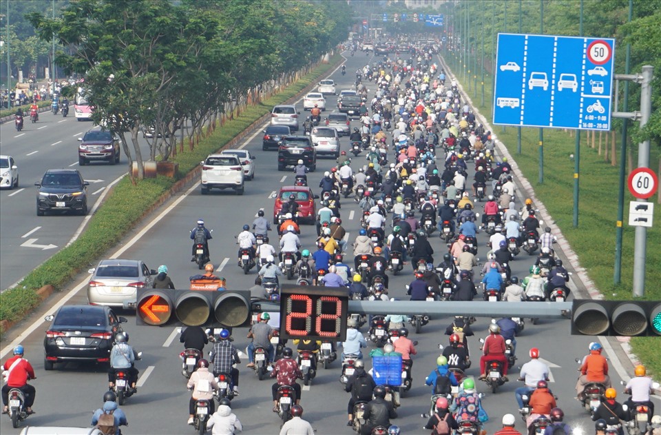 Phân tích thực trạng ô tô chiếm làn đường xe báo Tuổi Trẻ