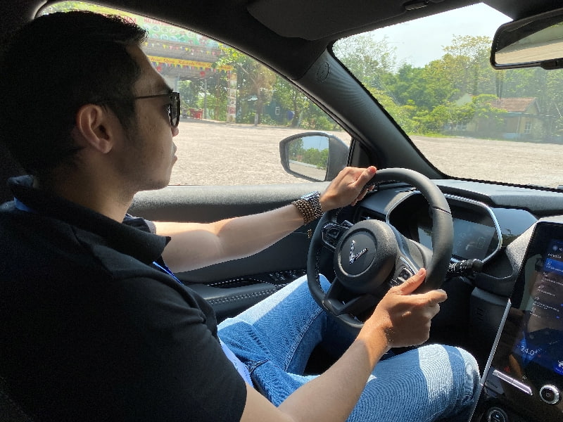 Hướng dẫn chi tiết về lái xe ô tô chạy điện 4 bánh