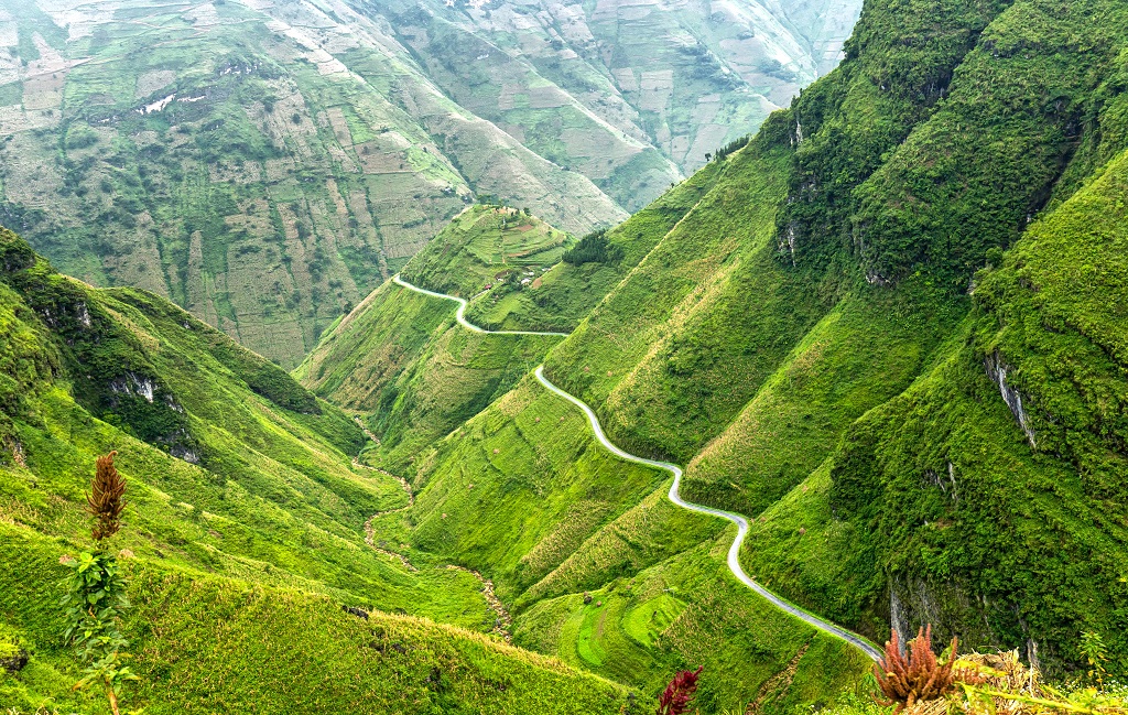 Lái Xe Ô Tô Lên Đèo Mã Pí Lèng: Cẩm Nang Toàn Diện