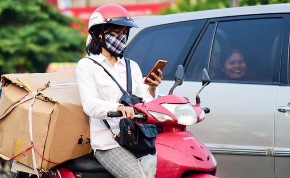 Sử dụng điện thoại khi điều khiển xe ô tô: Nguy hiểm và Quy định pháp luật