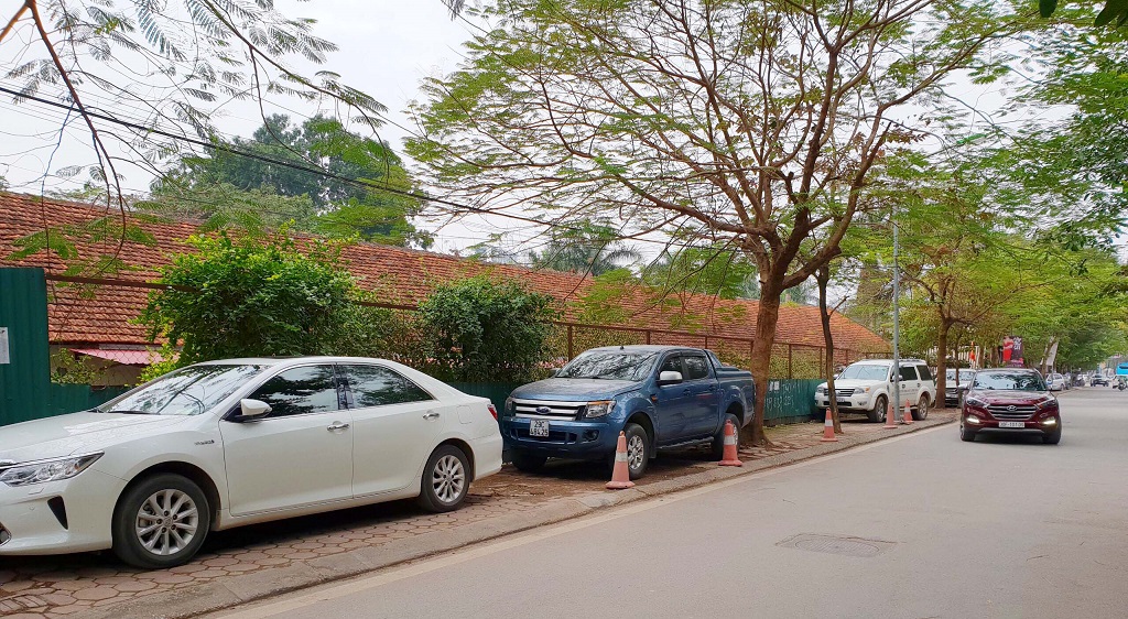Đỗ xe ô tô trên vỉa hè phạt bao nhiêu và quy định liên quan