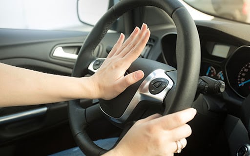 Còi xe ô tô nằm ở đâu và cách hoạt động chi tiết