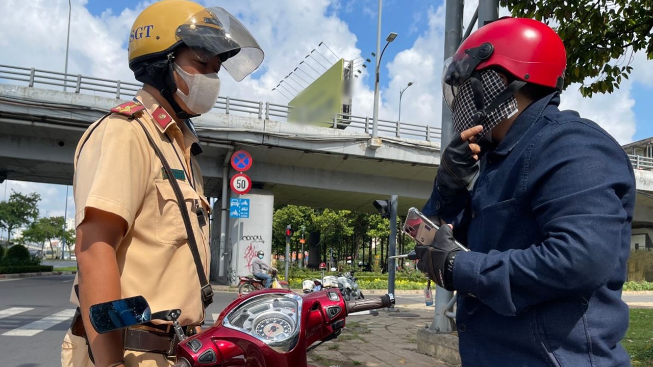 Lái xe ô tô không chính chủ: Quy định pháp luật và rủi ro cần biết