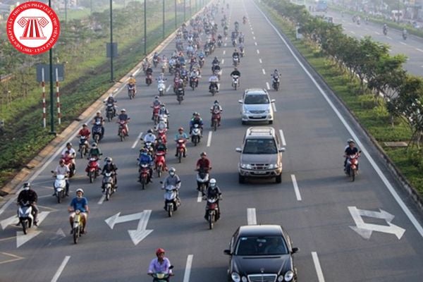 Ô tô đi vào làn xe máy: Quy định pháp luật và những điều cần biết