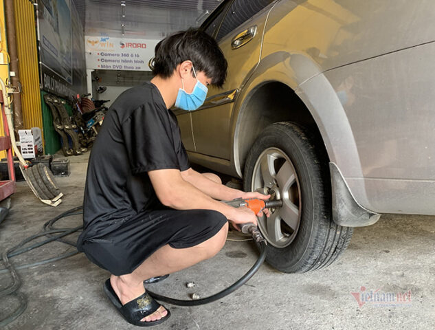 Hướng dẫn thay lốp xe ô tô chi tiết và an toàn tại nhà Hướng dẫn thay lốp xe ô tô chi tiết và an toàn tại nhà